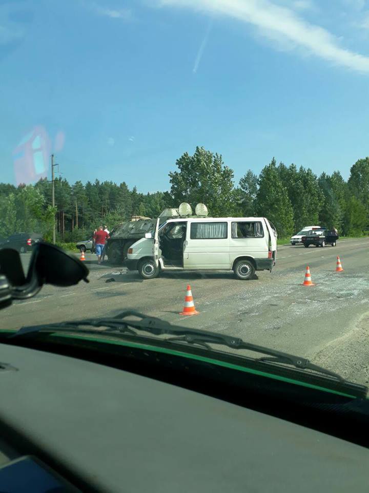 Три человека пострадали в результате столкновения военного бронетранспортера и микроавтобуса. 