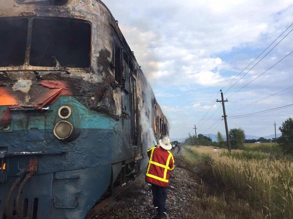 В Хустском районе, между населенными пунктами Стебливка и Сокирница, возник пожар в пригородном поезде Королево-Тересва. 