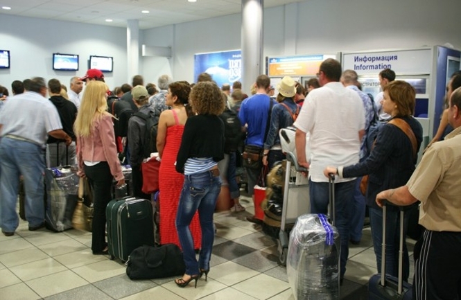 В разгар туристического сезона сотрудники службы контроля безопасности аэропорта Эль Прат в Барселоне объявляют забастовку, которая может вылиться в огромные очереди пассажиров. 