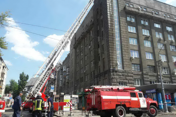 В Харькове произошел пожар на крыше 8-этажного жилого дома на ул. Евгения Котляра. 