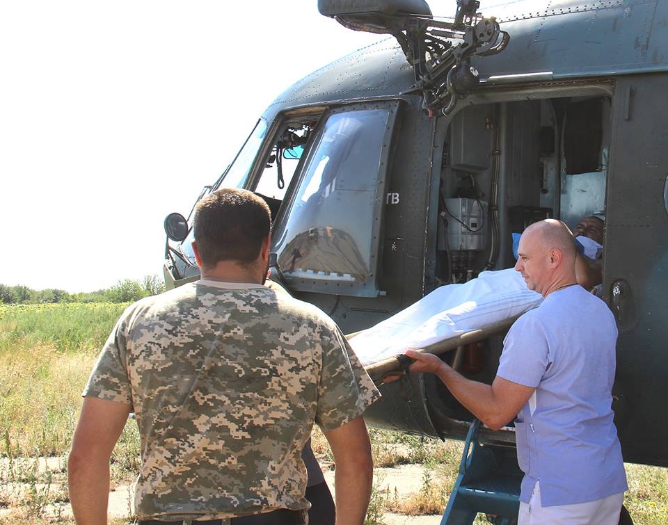 Военные медики в воскресенье провели аэромедицинскую эвакуацию на вертолете Ми-8МТ раненых военнослужащих из района проведения антитеррористической операции в Военно-медицинского клинического центра Северного региона (Харьков). 