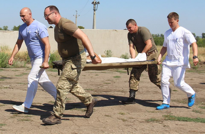 Военные медики в воскресенье провели аэромедицинскую эвакуацию на вертолете Ми-8МТ раненых военнослужащих из района проведения антитеррористической операции в Военно-медицинского клинического центра Северного региона (Харьков). 