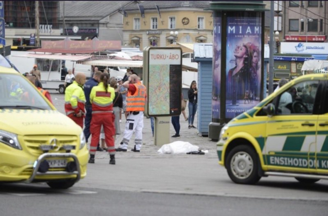 После нападения вооруженного ножом мужчины на прохожих в центре финского города Турку восемь человек доставлены в больницу, двое из них умерли. 