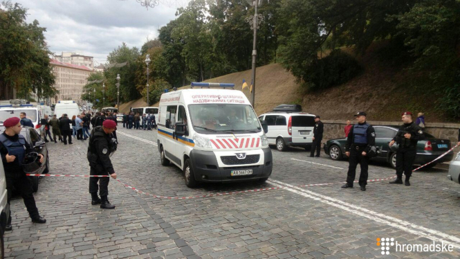 При взрыве у здания Кабинета министров в Киеве пострадали три человека. 