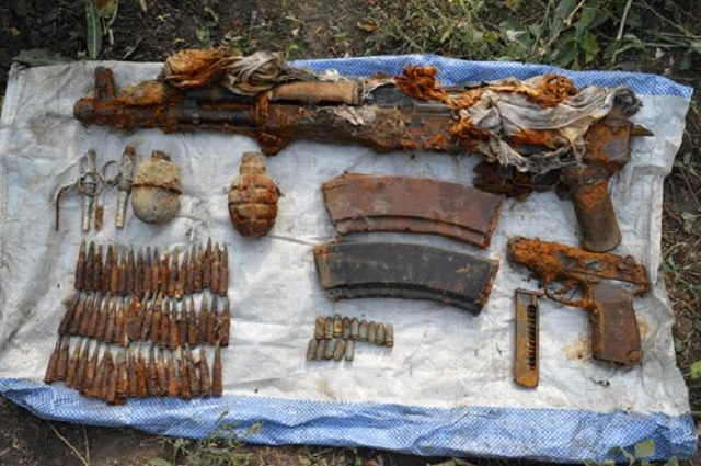 В селе Удачное Покровского района Донецкой области местный житель откопал на своем огороде схрон оружия 
