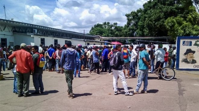 На юге Венесуэлы в результате беспорядков в тюрьме погибли 37 человек, 14 получили ранения. 