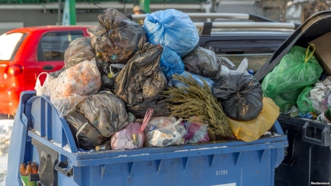 Поселок в оккупированном Крыму Коктебель не справляется с вывозом мусора, что накопился. 