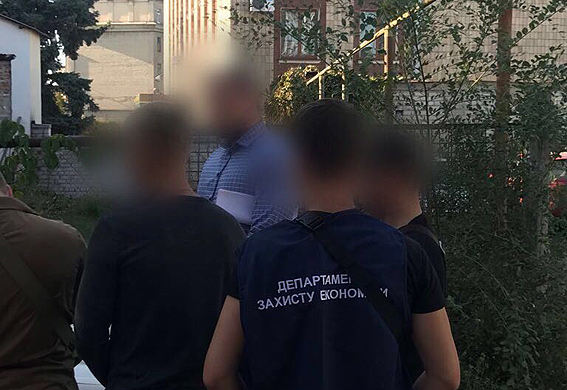 В Харьковской области по подозрению в получении 20 тыс долларов взятки задержали двух должностных лиц следственного подразделения Фискальной службы. 