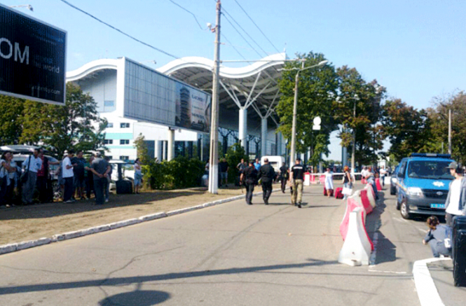 Правоохранители эвакуировали 850 пассажиров и сотрудников аэропорта Одессы из-за сообщения о минировании. 