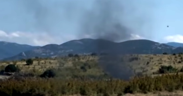 Греческий телеканал Ena Channel опубликовал видео, снятое на месте авиакатастрофы частного самолета в Греции, в результате которой погибли двое граждан Украины. 