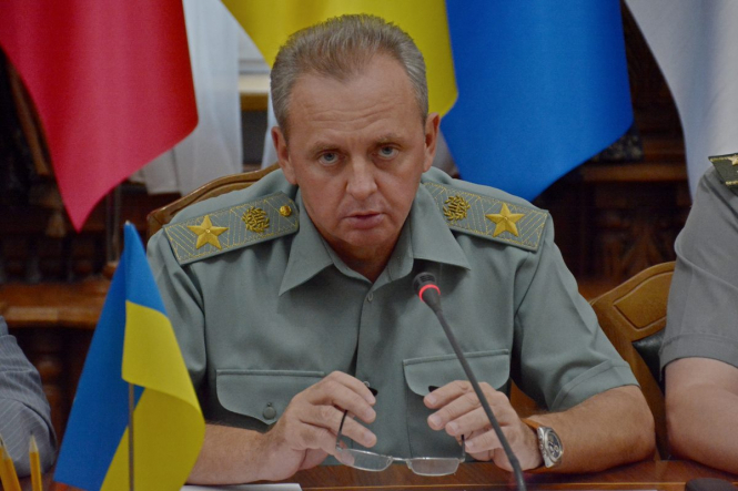 Начальник Генерального штаба - Главнокомандующий Вооруженных Сил Украины Виктор Муженко срочно выехал на место горения складов с боеприпасами в Калиновку. 