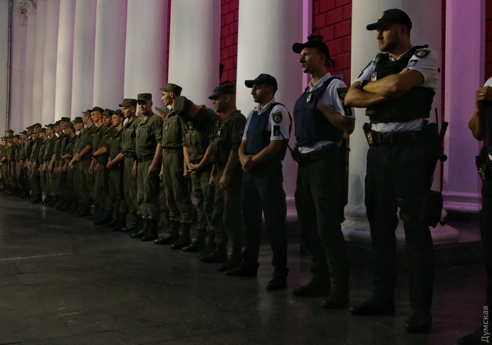 Люди, которые вышли под стены Одесского горсовета на протест в связи с пожаром в детском лагере «Виктория» и гибелью детей, не расходятся и пытаются установить палатки. Охрана им не позволяет. 