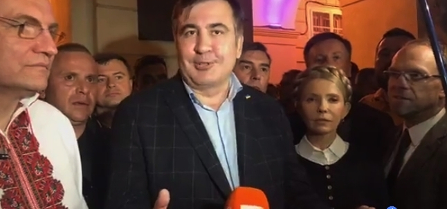 Третий президент Грузии, экс-председатель Одесской ОГА Саакашвили заявил, что на границе с Польшей в пункте пропуска "Шегини" неудачно пытался "отдать свой паспорт и просил о предоставлении защиты в Украине". 