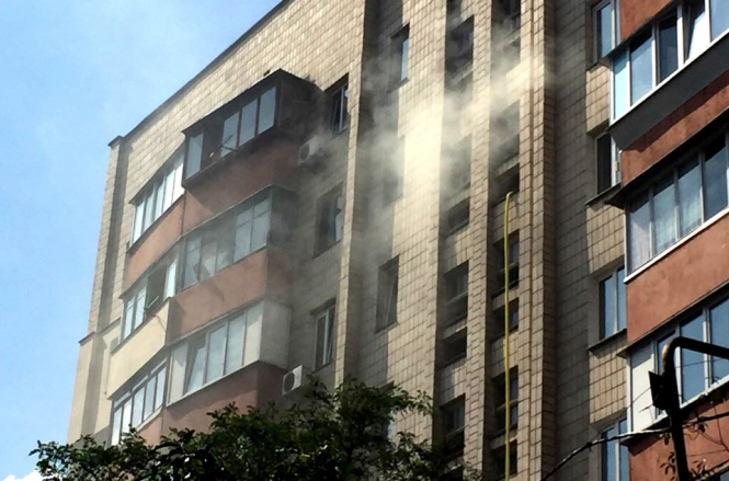 Во время пожара в девятиповерховому дома на улице Семеренко, 24 погиб пятилетний мальчик, мужчина и женщина были доставлены в больницу с сильными ожогами. 
