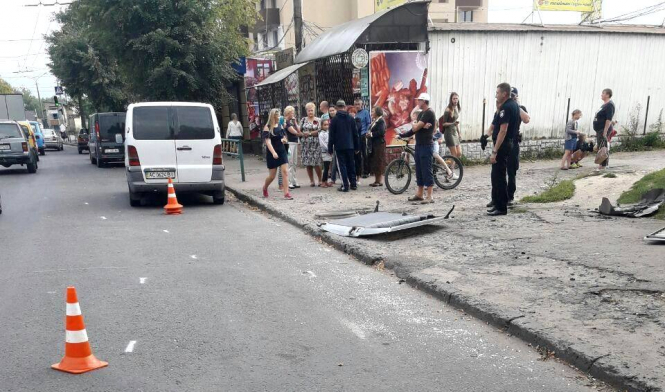 Нетрезвый водитель в Луцке сбил трех пешеходов и попытался скрыться. Задержали нарушителя люди. 