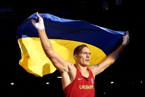 Украинский чемпион мира по версии WBO в тяжелом весе Александр Усик победил нокаутом немца Марко Хука в четвертьфинале боксерской Лиги чемпионов - турнире World Boxing Super Series. 