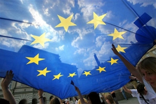 Европейцы разделились в своем отношении к вступлению Украины в Европейский союз. Поддерживают интеграцию Украины 48%, не поддерживают - 52%. 