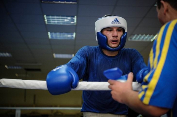 Украинец Александр Хижняк победил Абильхана Аманкула из Казахстана в финальном бою за титул чемпиона мира по боксу в весовой категории до 75 килограммов. 