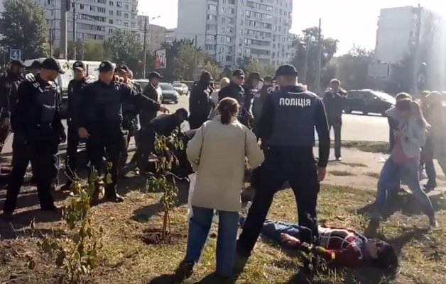 Вблизи скандального строительства АЗС на пересечении улиц Ревуцкого и Анны Ахматовой в Киеве между правоохранителями и активистами произошла стычка, во время которой полиция применила силу к женщинам. 