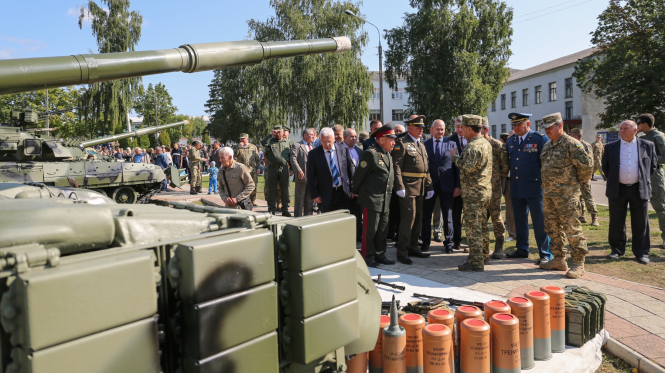 Принято решение о подписании договоров на производство и поставку танков "Оплот" в зону АТО. 