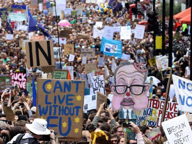 Тысячи противников выхода Великобритании из состава ЕС (Brexit) в субботу вышли на акцию протеста в Лондоне. 
