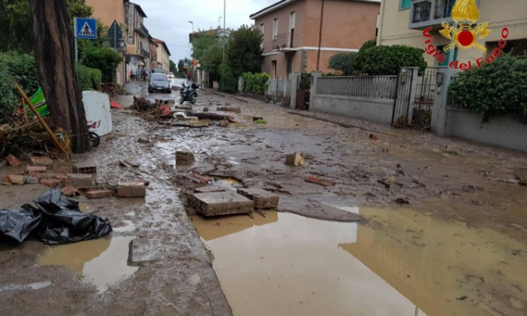 Сильные ливни в итальянской провинции Ливорно причиной гибели по меньшей мере семи человек. 