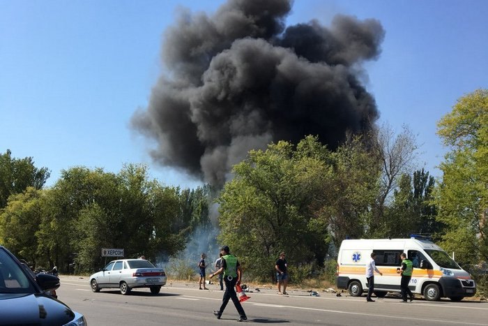 Сегодня, примерно в 13:00 часов, на подъезде к Херсону, произошло ДТП с участием автомобиля Lexus. Три человека погибли. 