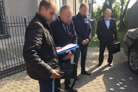 В Волынской области правоохранители задержали председателя квалификационно-дисциплинарной комиссии адвокатуры по подозрению в получении 2 тыс. долларов взятки. 