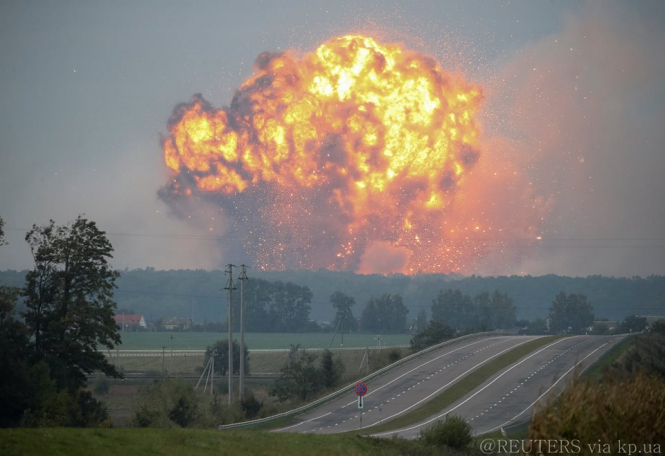 Для полной ликвидации пожара на складах с боеприпасами в Калиновке под Винницей необходимо еще около суток, сейчас интенсивность взрывов уменьшилась. 