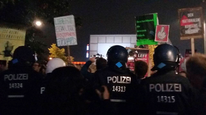 На берлинской площади Alexanderplatz, где партия Альтернатива для Германии (Alternative für Deutschland, AfD) празднует высокий результат на выборах, собрался стихийный митинг. 