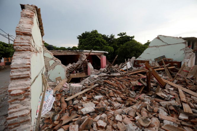 Число жертв мощного землетрясения в Мексике за последние сто лет выросло до 65. 
