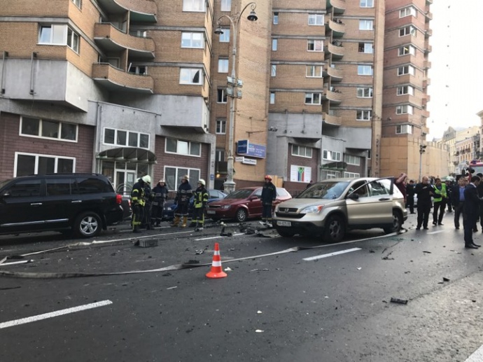 В центре Киева возле Бессарабского рынка на улице Павла Скоропадского взорвалось авто Toyota Camry с грузинскими номерами. 