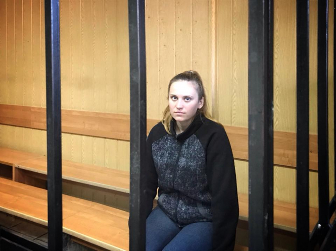 Арестованную воспитательницу лагеря "Виктория" Наталью Янчик, освободили из-под стражи на поруки в зале Апелляционного суда Одесской области после объявления решения по апелляционной жалобе. 