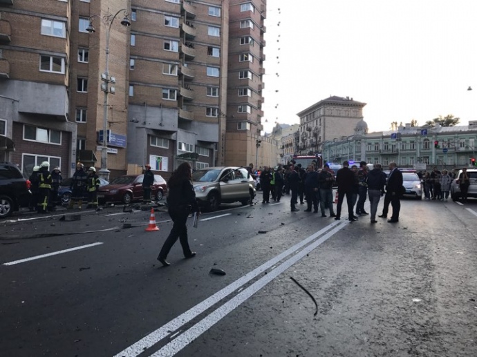 В центре Киева возле Бессарабского рынка на улице Павла Скоропадского взорвалось авто Toyota Camry с грузинскими номерами. 