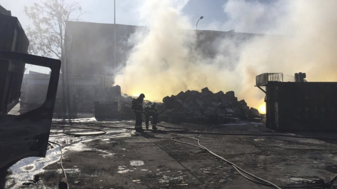 Службы экстренной помощи Мадрида попросили жителей южной части города не покидать свои дома из-за токсичных облака из дыма. 