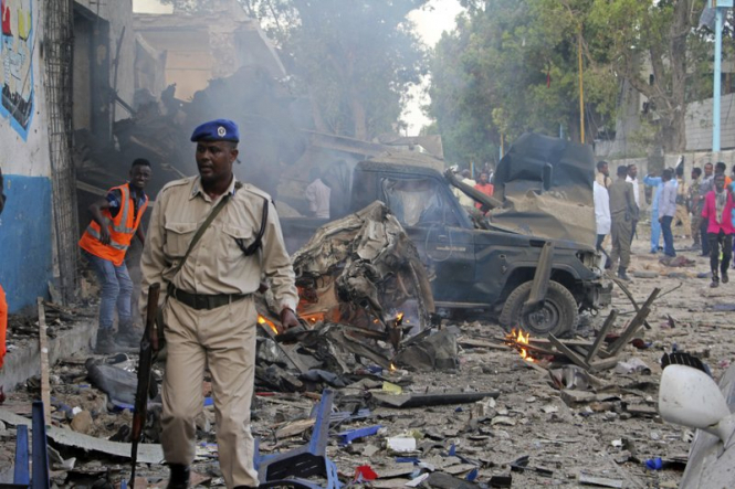В столице Сомали Могадишо во второй половине дня субботы, 28 октября, прогремели два взрыва. По меньшей мере 13 человек погибли, более 16 человек получили ранения. 