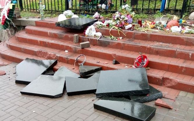 6 октября в Киеве суд арестовал вандала, который разбил памятник Героям Небесной сотни, на два месяца. 