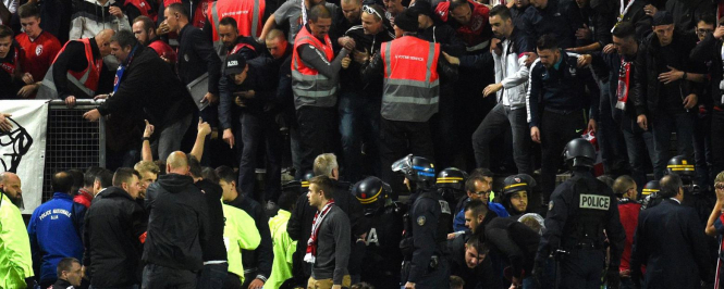 Во Франции во время матча чемпионата Франции между "Амьеном" и "Лиллем" на стадионе обрушилась трибуна. 