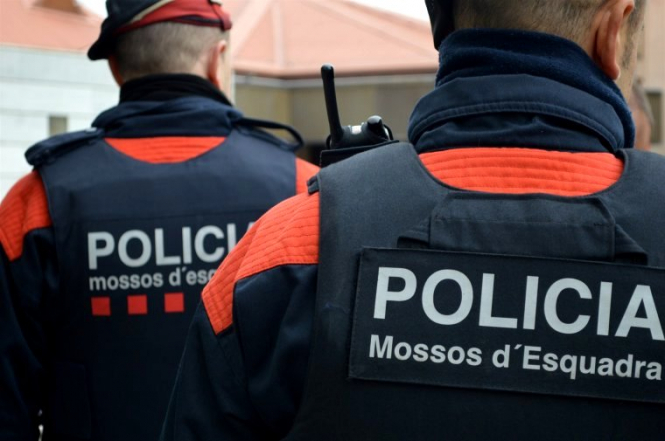 В Испании суд Льейда открыл уголовное производство против полиции Каталонии Mossos d'Esquadra по обвинению в бездействии в день референдума о независимости автономии. 
