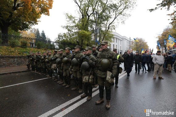 Возле здания Верховной Рады протестующие установили более 60 палаток. 