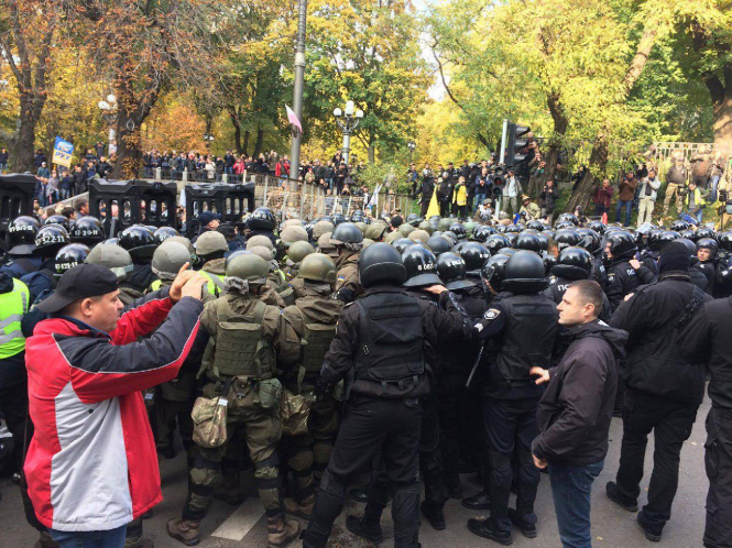 По мнению Президента Украины Петра Порошенко, тем, кто стоял за организацией акций протеста под зданием Верховной Рады, требовались кровь и дестабилизация. 