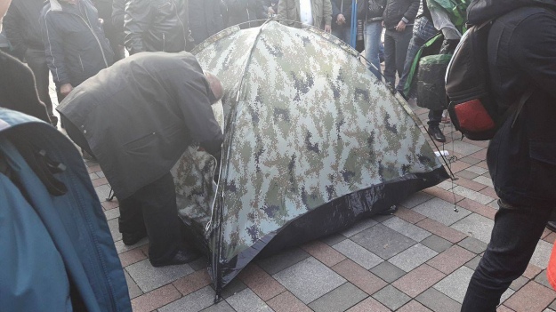 Представители Национальной полиции Украины, стояли рубежом на пересечении улиц Грушевского и Садовой, пропускают протестующих, которые несут палатки и спальники на территорию возле здания Верховной Рады. 