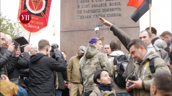 В центре Киева, где националисты собираются перед походкой в честь Дня защитника Украины задержали мужчину за нацистское приветствие. 