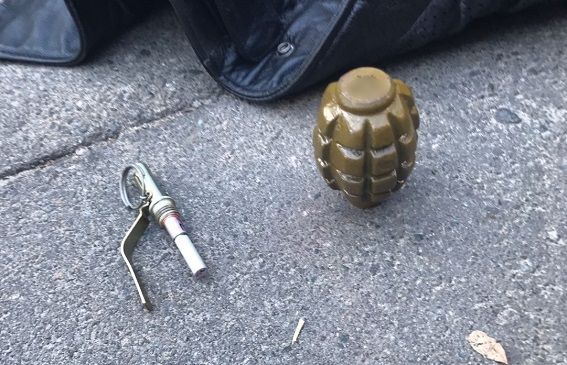 В Киеве милиция задержала мужчину с гранатой, которую он привез из зоны АТО. 
