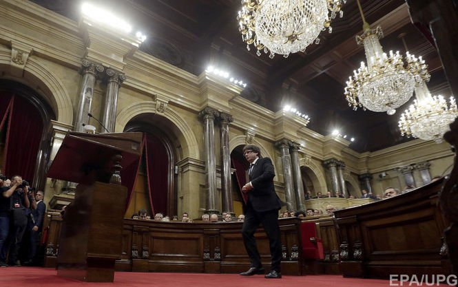 Президент Каталонии Карлес Пучдемон в своем выступлении перед парламентом автономии вечером 10 октября обратился с просьбой отложить рассмотрение вопроса о независимости. 