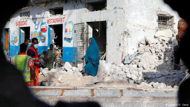 Сотрудникам сил безопасности Сомали удалось задержать трех подозреваемых в совершении нападения на отель в столице страны Могадишо, произошедшего в субботу, 28 октября. 