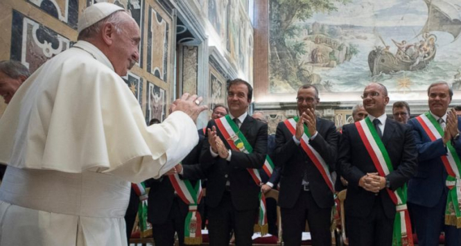 Папа Римский Франциск призвал мэров городов Италии удвоить усилия по интеграции беженцев, прибывших в Италию. 