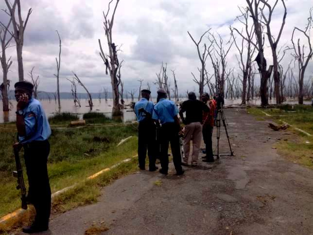 В центральной части Кении вертолет с журналистами на борту упал в озеро Накуру, пять человек погибли. 