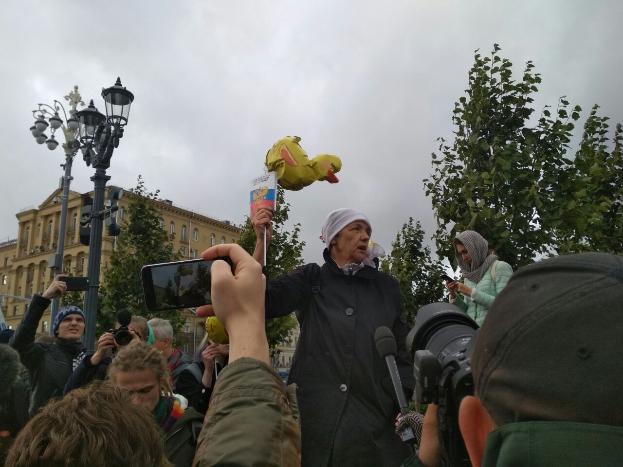 В Москве (РФ) началась акция в поддержку политика Алексея Навального. 