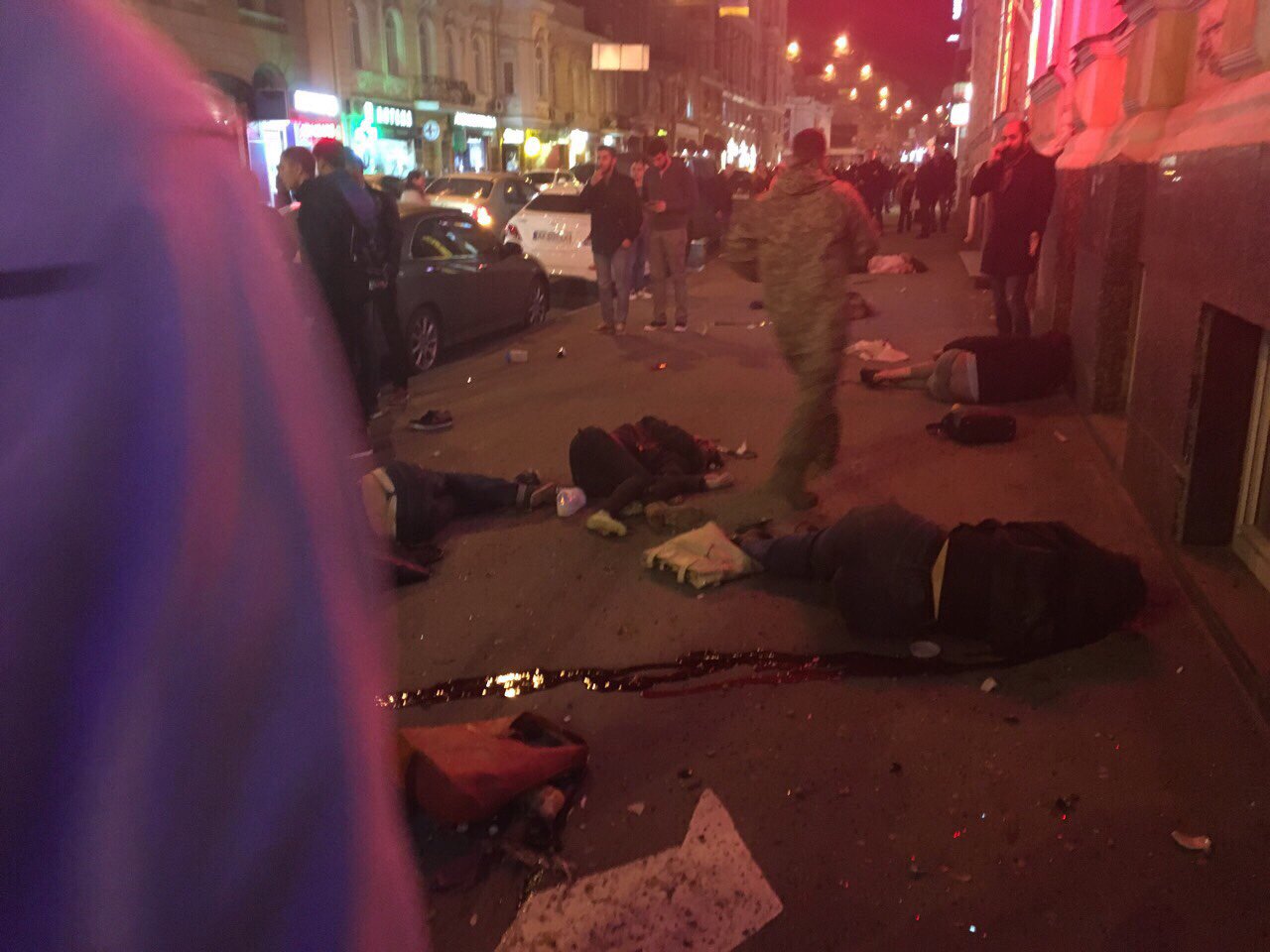 В Харькове около 20:45 на улице Сумской внедорожник Lexus въехал в толпу людей, есть погибшие и раненые. 